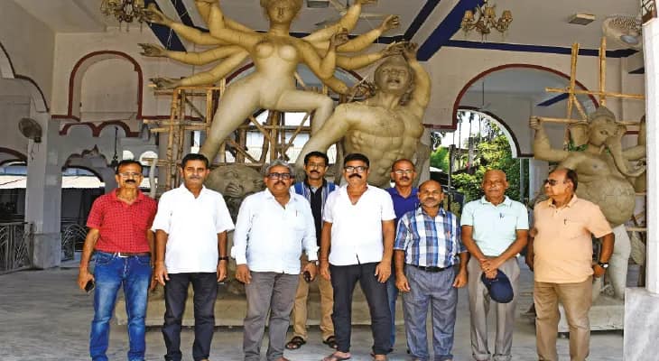 নিউটাউন দুর্গাবাড়ি মন্দির সমিতির পুজোয় মা’কে সাজিয়ে তোলা হয় ভক্তদের দেওয়া শাড়ি-গয়নায়