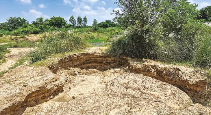 কোপাইয়ের পাড় কেটে অবাধে মাটি-বালি লুট, ভয়ে সিঁটিয়ে স্থানীয় বাসিন্দারা