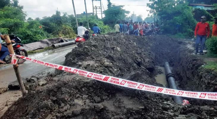 শ্যামপুরে বাইকচালককে পিষে দিল ইটবোঝাই লরি