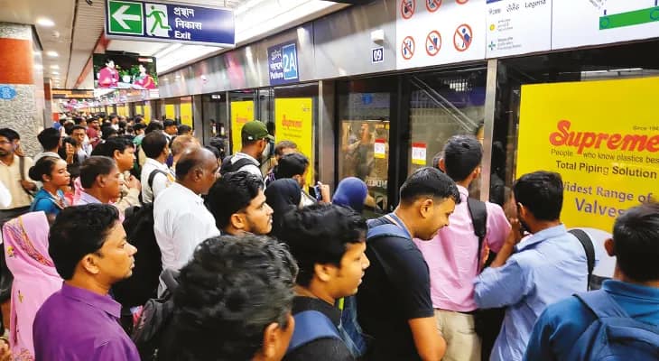 ‘মেট্রো নয়, যেন লোকাল ট্রেন’