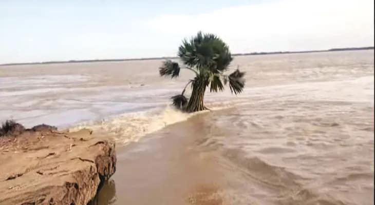 পুজোর আগে গৃহহীন হওয়ার আশঙ্কায় বহু বাসিন্দা, সামশেরগঞ্জে ফের ভাঙনের আতঙ্ক
