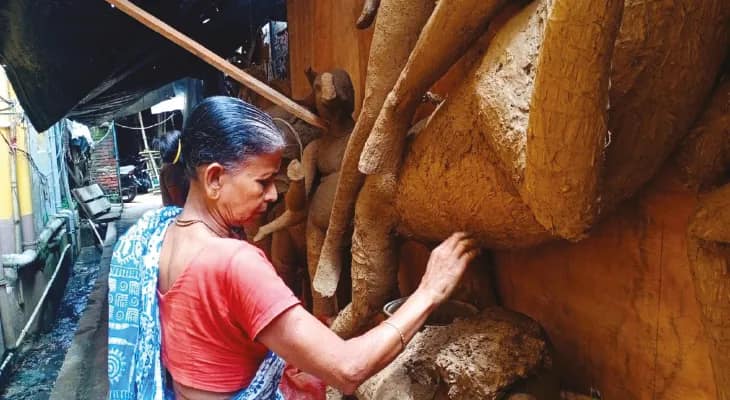 স্বনির্ভর হতে ‘উমা জেঠিমা’র দ্বারস্থ যুবরা, হাজারের বেশি প্রতিমা গড়ে নজির ষাটোর্ধ্ব মল্লিকার