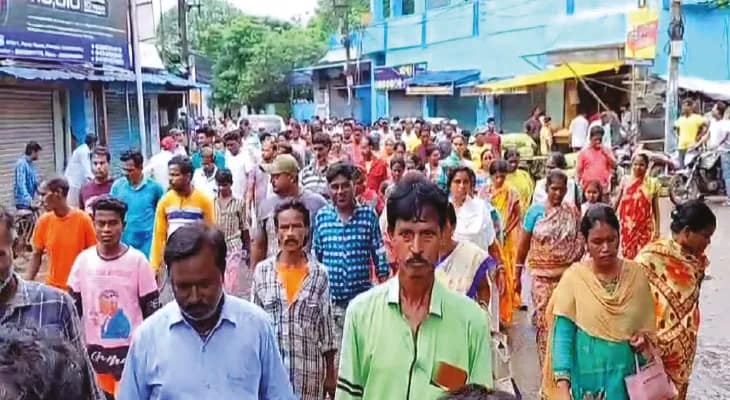 তিন দিনে পড়ল ধর্মঘট, মিছিল অস্থায়ী কর্মীদের, জঞ্জালের স্তূপে ঢাকা পড়ছে পুরুলিয়া শহর