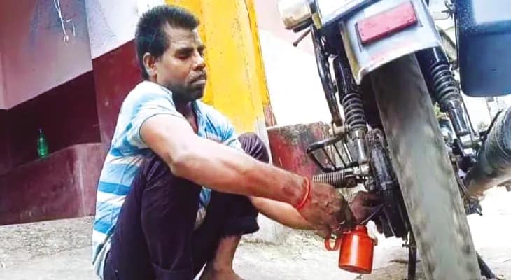 লোপ পেয়েছে দৃষ্টিশক্তি, অবলীলায়  গাড়ি ও বাইক সারান নীলরতন মাজী