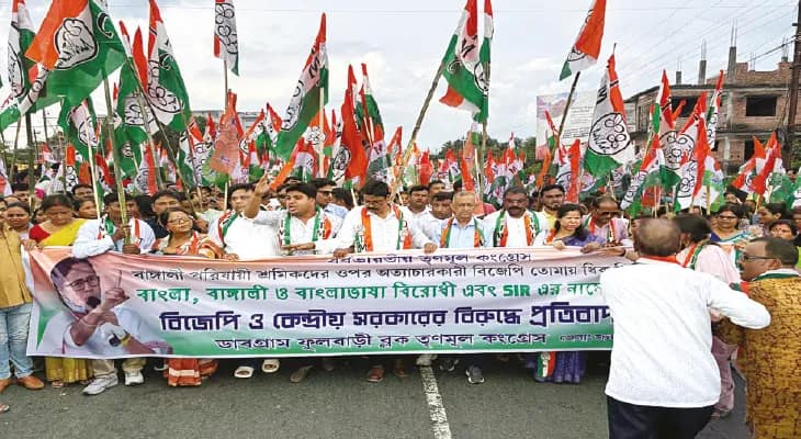 ফুলবাড়িতে তৃণমূলের মিছিল, ঘুরিয়ে শক্তি প্রদর্শন নয়া ব্লক সভাপতির