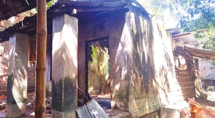 জীর্ণ অঙ্গনওয়া‌ড়ি কেন্দ্রে নেই স্থায়ী কর্মী, সংস্কারের দাবি অভিভাবকদের