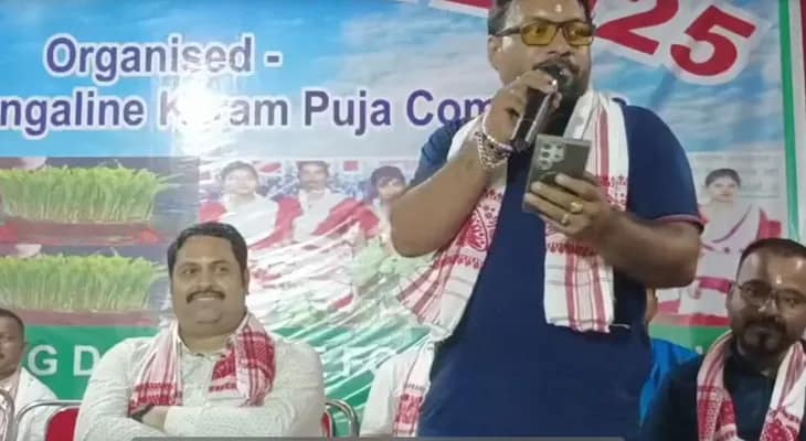 আদিবাসী ভাষায় গান লিখলেন বিডিও