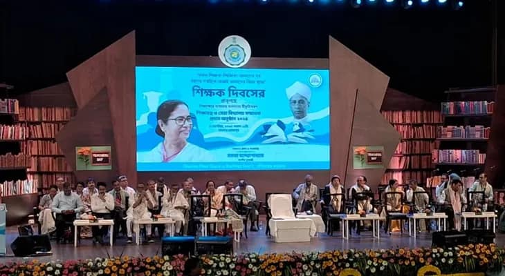 ধনধান্য অডিটোরিয়ামে শিক্ষক দিবসের অনুষ্ঠান শুরু