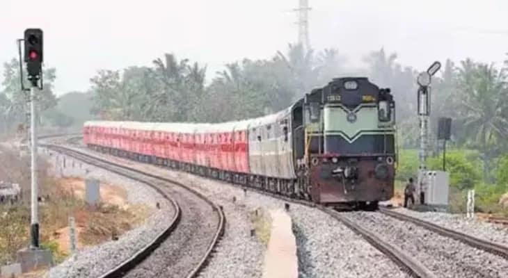 ১২ হাজারের ঘোষণা জুমলা? উৎসবে কত স্পেশাল ট্রেন চলেছে, উত্তরই দিল না রেল