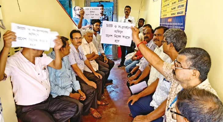 ধনেখালি রেজিস্ট্রি অফিসে দালাল চক্র, প্রতিবাদে দলিল লেখকদের কর্মবিরতি