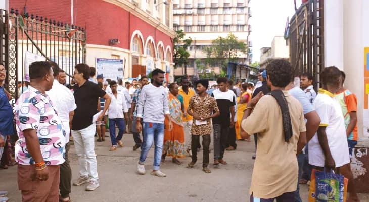 হাওড়া: মামলা প্রত্যাহারের দাবিতে পুরসভায় তুলকালাম অস্থায়ী সাফাই কর্মীদের