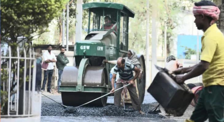 পুজোর আগেই গ্রামাঞ্চলের বেহাল রাস্তা সারাতে তৎপর পঞ্চায়েত দপ্তর
