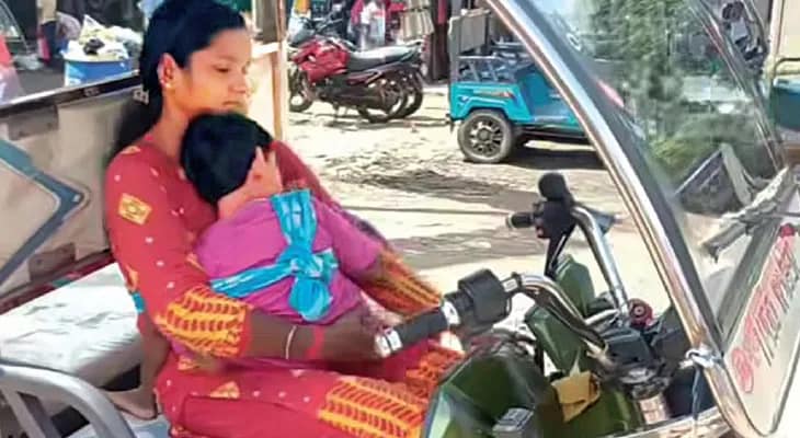 বুকে সন্তান, টোটো চালিয়ে ‘দুর্গতিনাশ’ বর্ধমানের সুস্মিতার