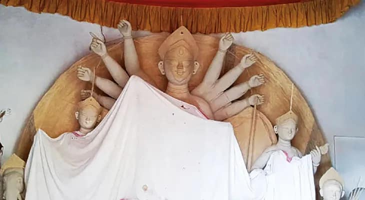 কামারপুকুর: ঠাকুর রামকৃষ্ণদেব এঁকেছিলেন দেবীর চক্ষু, লাহাবাড়িতে আজও বসে যাত্রার আসর
