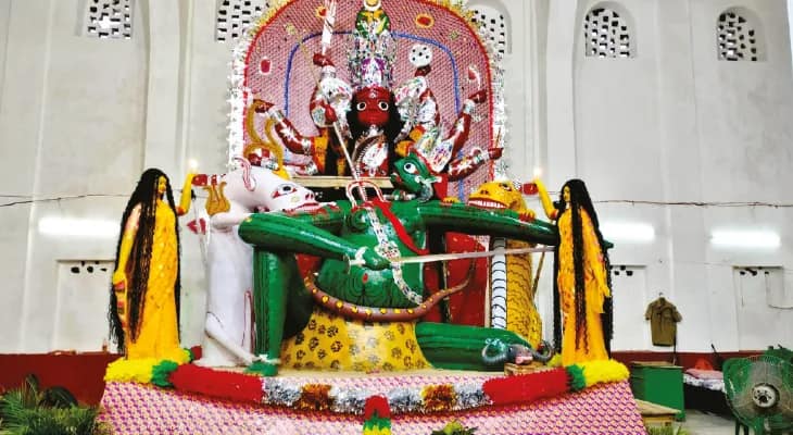 কোচবিহারের বড়দেবীর পুজোয় মহানবমীর অন্নভোগে থাকে পাঁঠার মাংস, বোয়াল মাছ