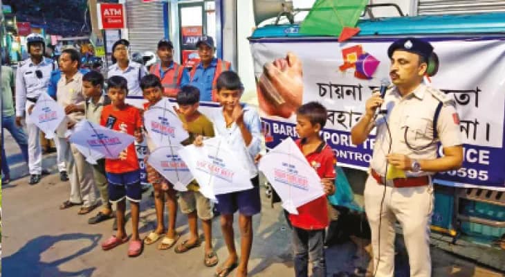 বারাকপুর শিল্পাঞ্চলে চীনা মাঞ্জা বন্ধে সচেতনতার প্রচার ট্রাফিক পুলিসের