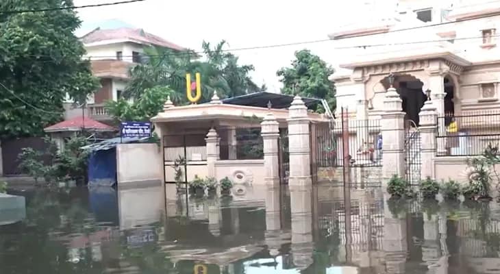 গত কয়েকদিনের টানা বৃষ্টির জেরে জলমগ্ন দিল্লির বিভিন্ন এলাকার পথঘাট