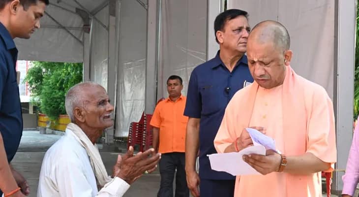 আজ সকালে গোরক্ষনাথ মন্দিরে ‘জনতা দর্শন’-এ উত্তরপ্রদেশের মুখ্যমন্ত্রী যোগী আদিত্যনাথ