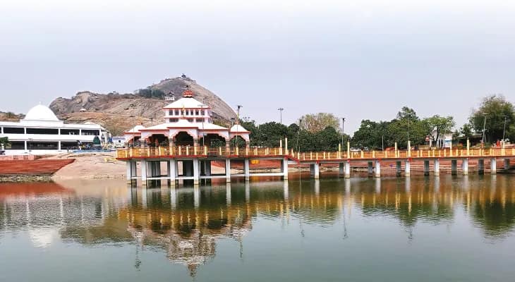 প্রকৃতি ও ধর্মের মিলমিশ মন্দার হিলে