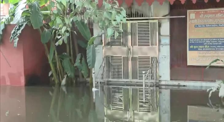 যমুনার জলস্তর বেড়ে যাওয়ায় দিল্লির সিভিল লাইন এলাকার স্বামীনারায়ণ মন্দিরে প্রবেশ করল জল