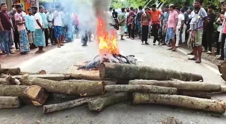 লাগাতার চুরির অভিযোগ, আগুন জ্বালিয়ে রাস্তা অবরোধ দত্তপুকুরে
