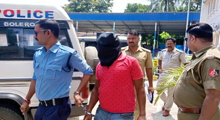 কোমরে আগ্নেয়াস্ত্র গুঁজে এলাকায় দাপাদাপি, কার্তুজ সহ গ্রেপ্তার যুবক