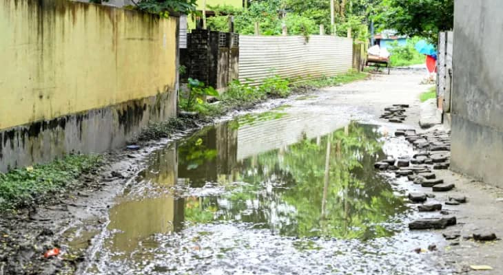 নিকাশি ব্যবস্থা না থাকায় ঢালাই রাস্তায় জল, বিপাকে পড়ুয়ারা