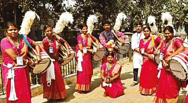 শিল্পী ভাতার সঙ্গেই দুর্গাপুজোয় ঠাসা বুকিং মহিলা ঢাকিদের, চলছে মহড়া