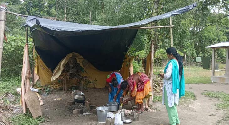 চাকরি মেলেনি, অঙ্গনওয়াড়িতে ১০ মাস তালা, রান্না হয় ত্রিপলের নীচে