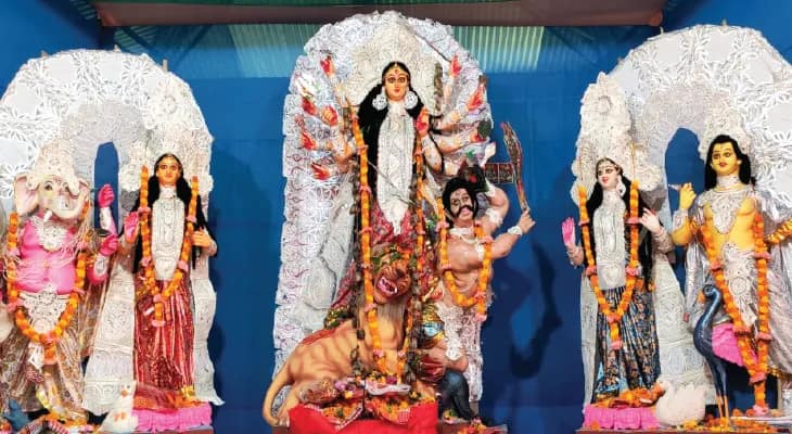 মহাষ্টমীর অঞ্জলি-গুচিয়াপাতায় ভোগ, বনবাসীর পুজোয় আমন্ত্রিত পর্যটকরা