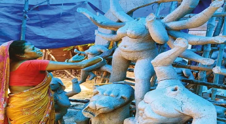 সংসার সামলে ১৮টি দুর্গা প্রতিমা গড়েছেন ছায়া
