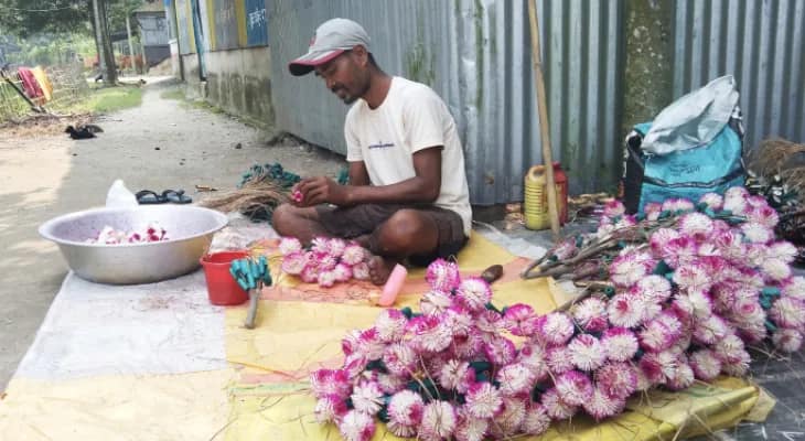 শোলার ফুল বানাতে ব্যস্ত শীতলকুচির খারিজা ধাপেরচাত্রার ১৫টি পরিবার