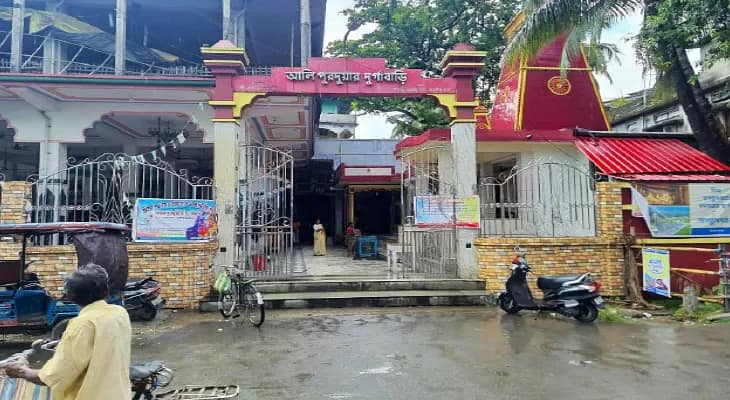 হাটখোলা দুর্গাবাড়িতে কালজানি, গঙ্গার জলে হয় মায়ের মহাস্নান, কলকাতা থেকে আসছে বেনারসী
