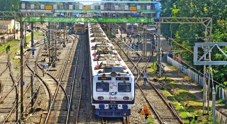 নতুন এসি লোকালে নেই ভেন্ডার, হতাশ হকাররাও