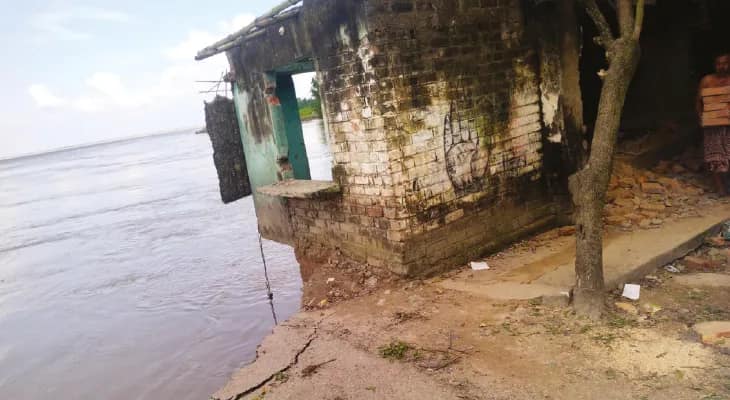 নদী ভাঙনের আতঙ্ক নিয়েই পুজোর প্রস্তুতি লালগোলার রাধাকৃষ্ণপুরে