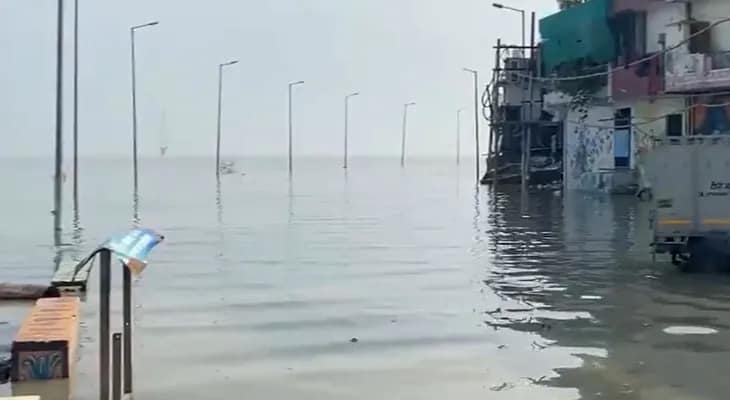 বেড়েই চলেছে গঙ্গা-যমুনার জল, প্রয়াগরাজে বসতি এলাকায় ঢুকে পড়েছে জল, ব্যাহত জনজীবন