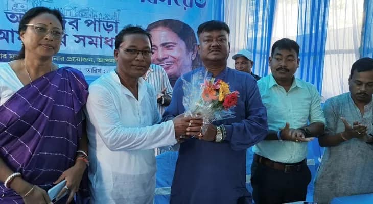 ময়নাগুড়ি ব্লকের বেলতলির ডাঙ্গা বিএফ স্কুলে ‘আমাদের পাড়া আমাদের সমাধান’ ক্যাম্পে এলেন মন্ত্রী বেচারাম মান্না