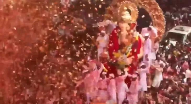 ধুমধাম সহকারে শুরু হল লালবাগচা রাজার প্রতিমা নিরঞ্জন যাত্রা, কড়া নিরাপত্তার ঘেরাটোপে উৎসবে সামিল হাজার হাজার ভক্ত