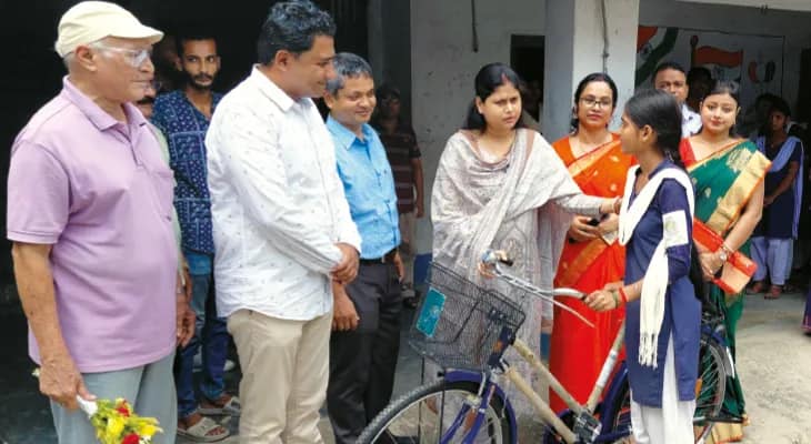 সবুজ সাথীর সাইকেল বিলির সূচনা
