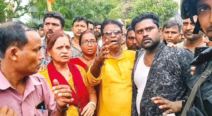 আন্দোলন নিয়ে পক্ষপাতিত্বের অভিযোগ পঞ্চায়েত সদস্যার, ধর্নায় বসে বিক্ষোভের মুখে খগেন
