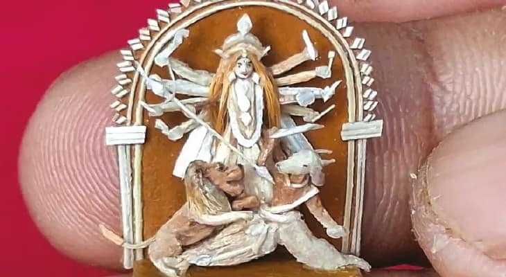 আখের ছিবড়ে দিয়ে ২ সেন্টিমিটার দুর্গা, তাক লাগালেন পলতার শিল্পী