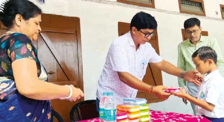 নিয়মিত বিদ্যালয়ে এলে মিলবে পুরস্কার, অভিনব উদ্যোগ রামভোলা হাইস্কুলের