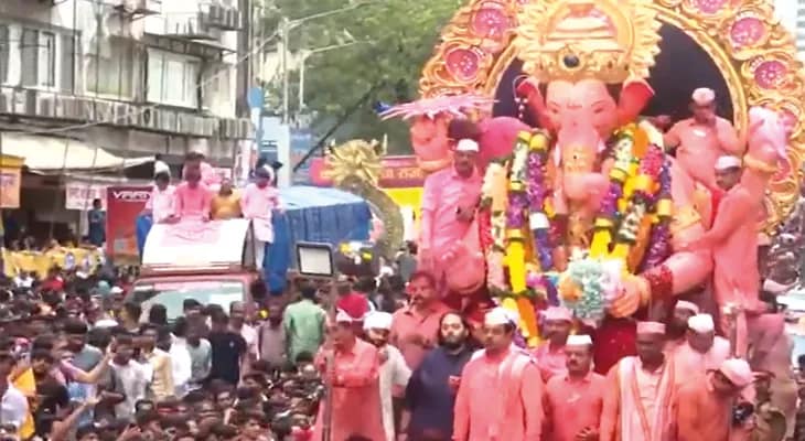 মুম্বইতে লালবাগচা রাজার নিরঞ্জনে সামিল হয়েছেন শিল্পপতি মুকেশ আম্বানির পুত্র অনন্ত আম্বানি