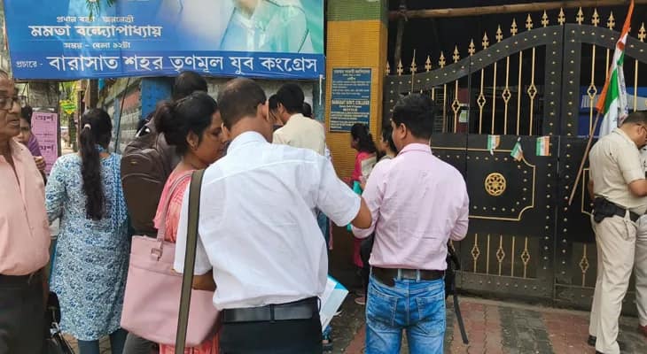 এসএসসি: বারাসত সরকারি কলেজে কড়া নিরাপত্তা, পরীক্ষাকেন্দ্রের বাইরে ভিড় চাকরিপ্রার্থীদের