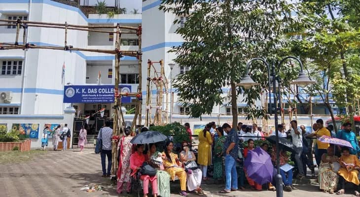 এসএসসি: পাটুলির কেকে দাস কলেজের বাইরে অপেক্ষা করছেন চাকরিপ্রার্থীরা
