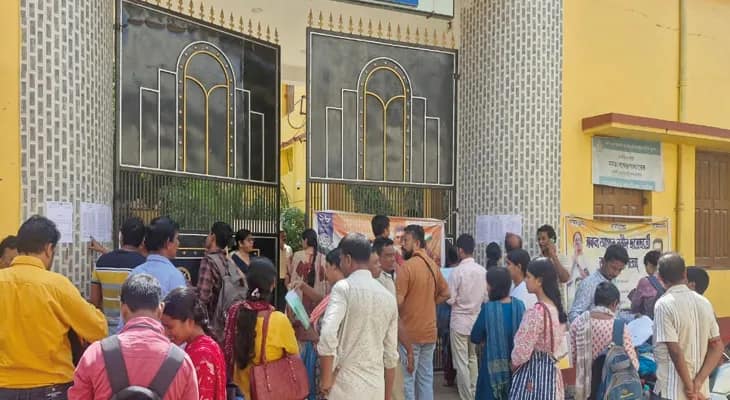 এসএসসি: বোলপুর কলেজের সামনে ভিড় পরীক্ষার্থীদের