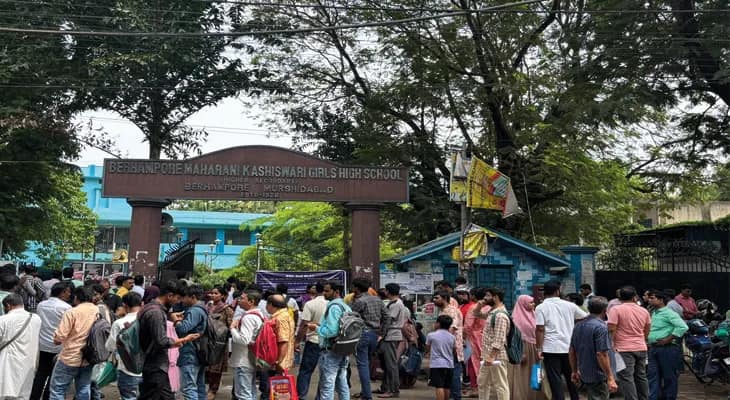 এসএসসি: মুর্শিদাবাদের বহরমপুরে মহারানি কাশীশ্বরী গার্লস হাইস্কুলের সামনে পরীক্ষার্থীদের ভিড়
