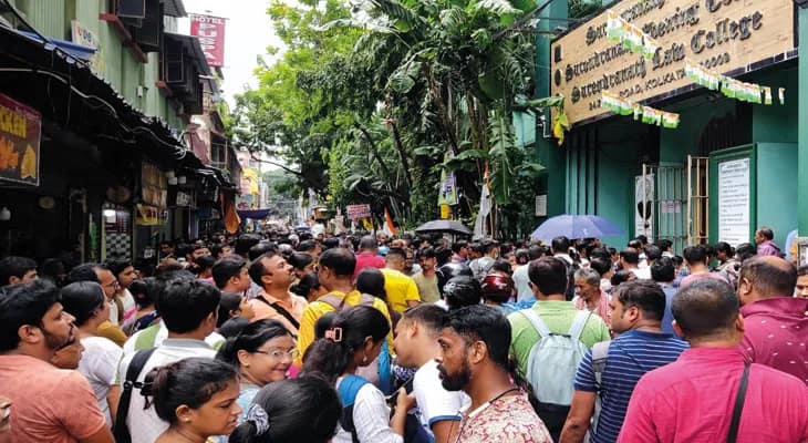 এসএসসি: সুরেন্দ্রনাথ কলেজের বাইরে পরীক্ষার্থীদের ভিড়