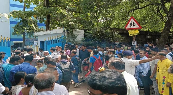 এসএসসি: যাদবপুর বিদ্যাপীঠে পরীক্ষার্থীদের ভিড়