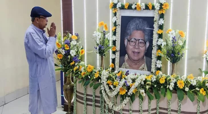 সাহিত্যিক সুনীল গঙ্গোপাধ্যায়ের জন্মদিবসে নবান্নে শ্রদ্ধা জ্ঞাপন করছেন রাজ্যের মন্ত্রী অরূপ রায়